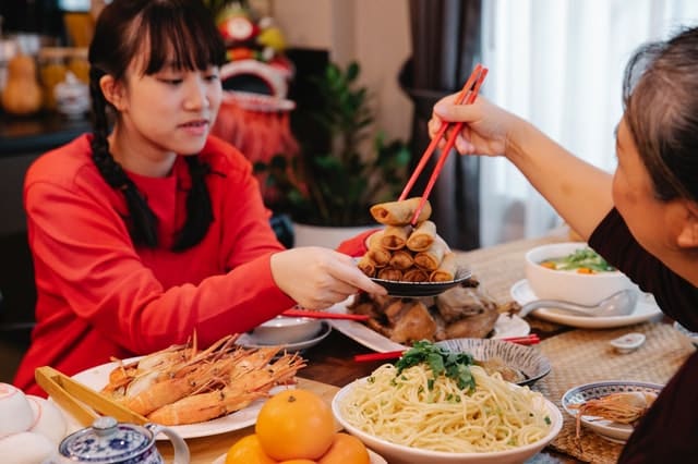 Tradizioni cinesi a tavola: immagine di tavola imbandita